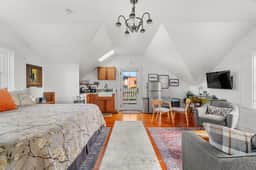 Chapman Carriage House - Image 5