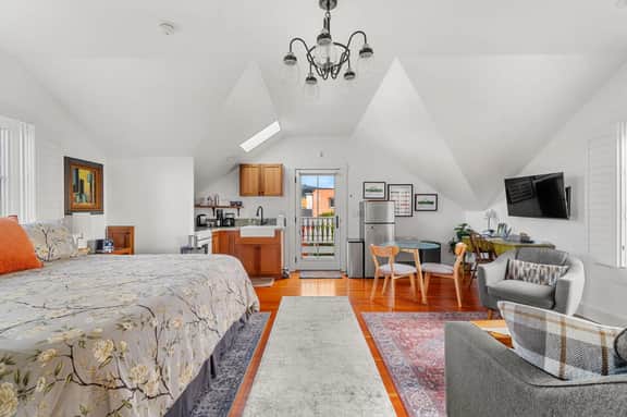 Chapman Carriage House - Image 5